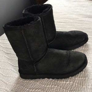 Black classic Uggs short